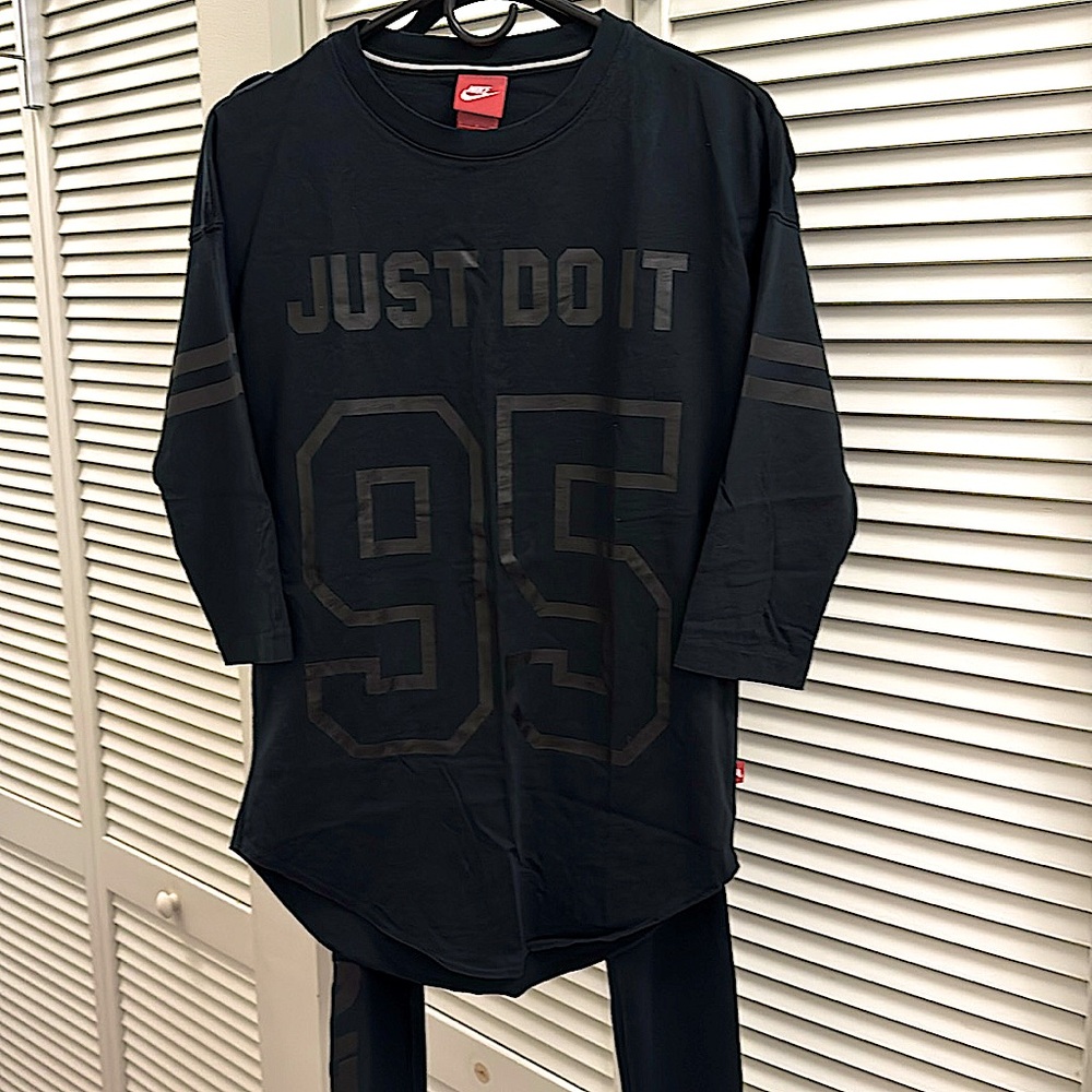 Nike Women’s Set: 3/4 Sleeve Top and matching leggings, Black, Size: S